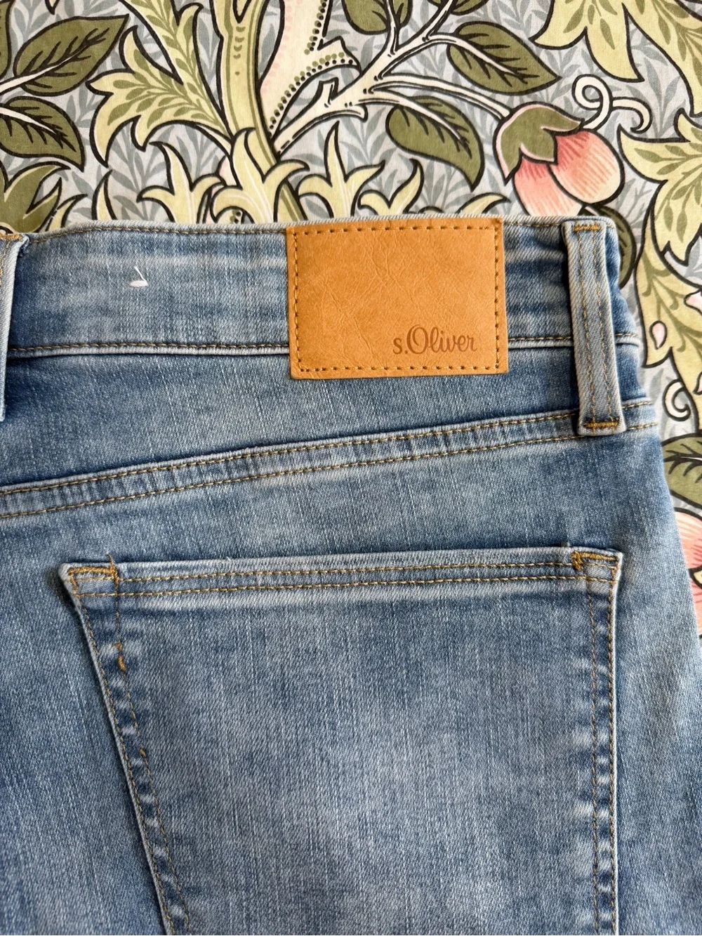 s.Oliver Classic Men's Denim Shorts - Light Blue Size 34. NWOT.